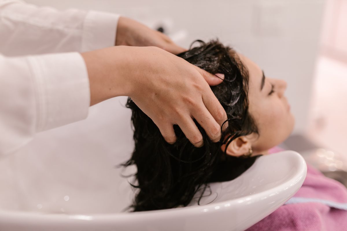 Lavado y cuidado del cabello en un salón, fotografía ilustrativa